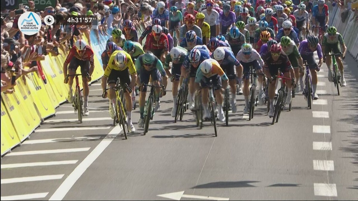 VIDEO - RAAK! Wout van Aert sprint naar ritwinst in de Auvergne-Rhone-Alpes