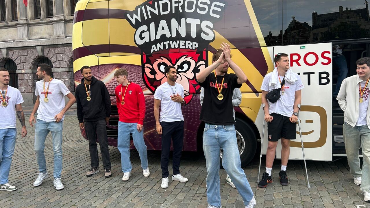 "Kippenvel en tranen:" huldiging in stadhuis na eerste basketbaltitel in 26 jaar voor Antwerp Giants