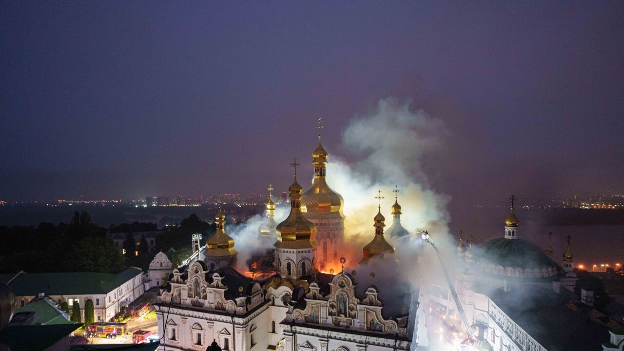Grote brand in Werelderfgoed-klooster na Russische aanvallen op Kiev: "Wrede aanval op ons volk en erfgoed"