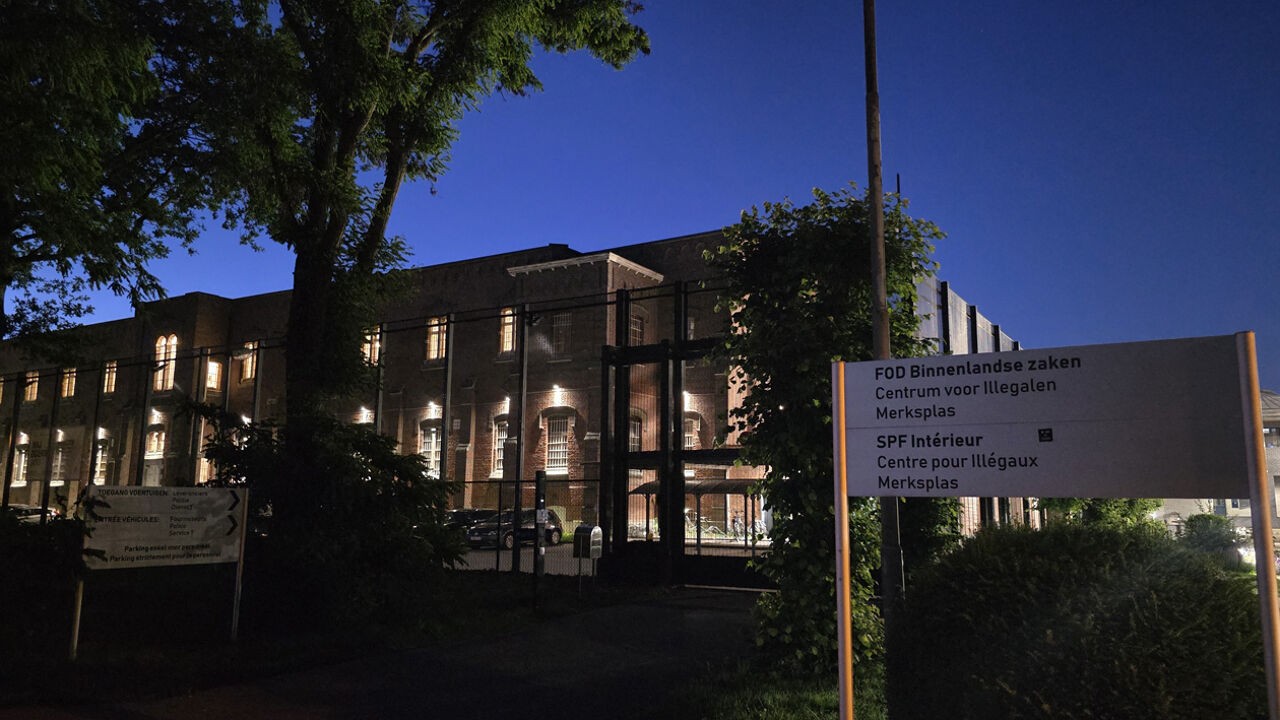 Onrust en brandstichting in Centrum voor Illegalen in Merksplas: 2 personeelsleden bevangen door rook