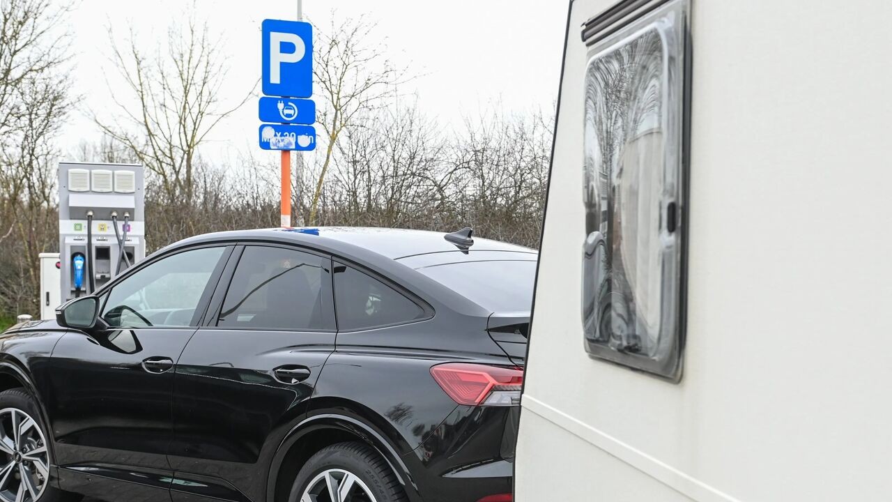 Op reis met elektrische auto? Dit is de impact van caravan, dakkoffer of fietsendrager op je rijbereik