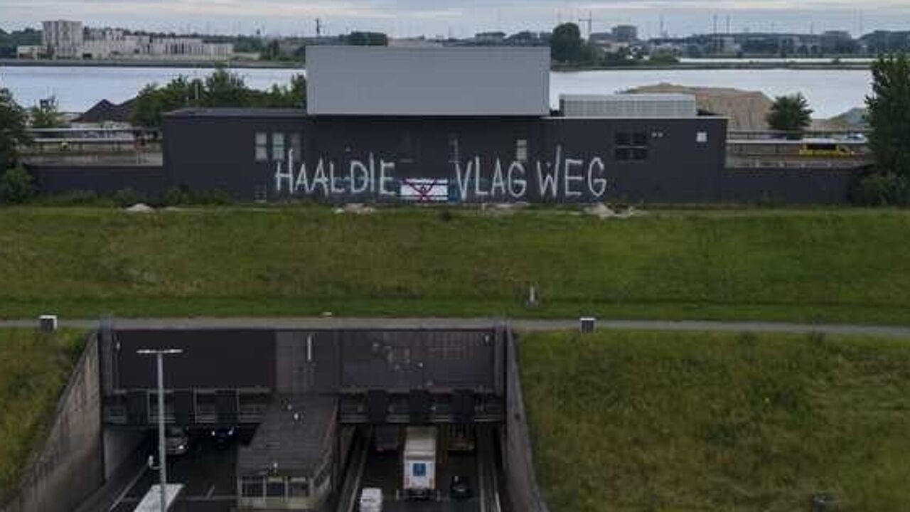 Opvallende boodschap boven Kennedytunnel wakkert discussie in Antwerpen aan: "Haal die vlag weg"