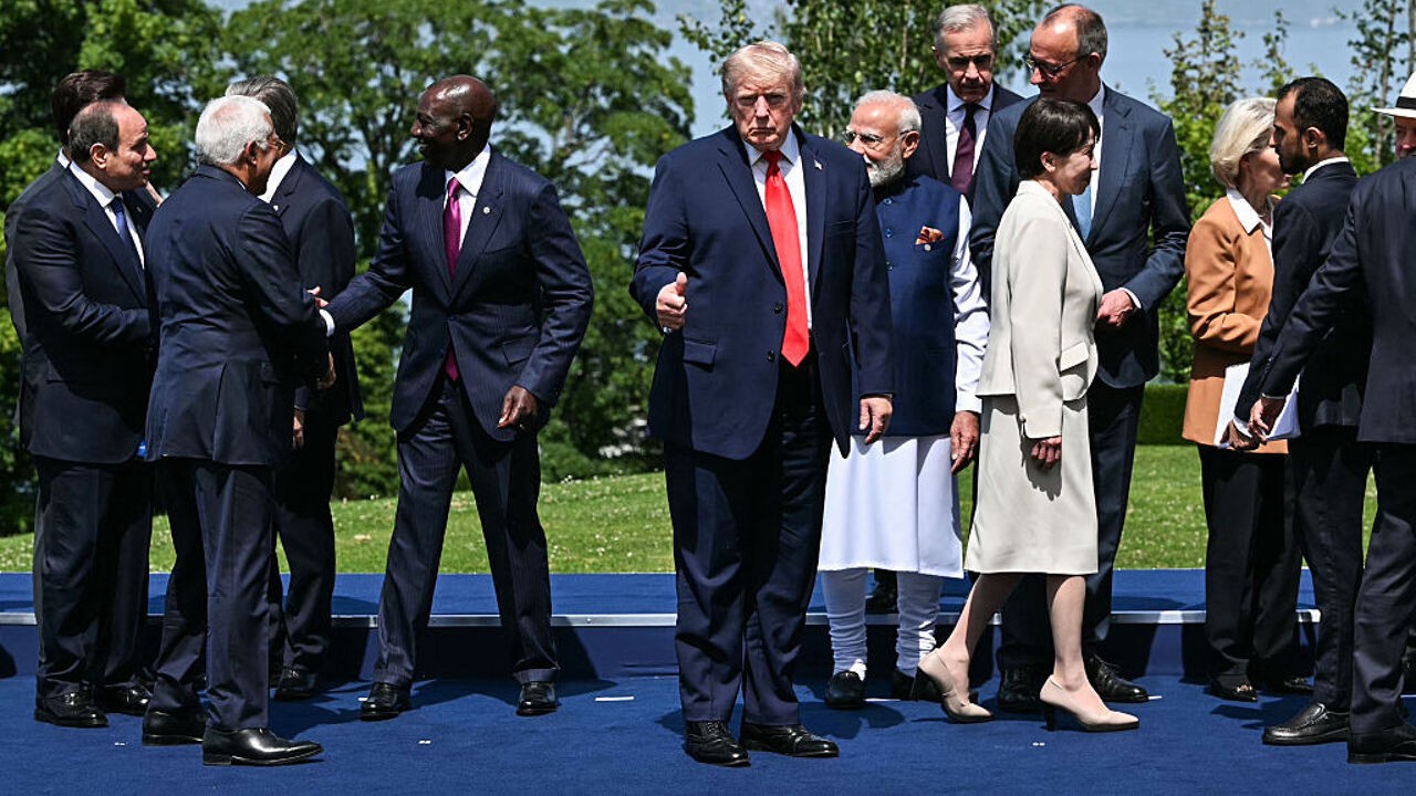 Foto van 'eenzame' Donald Trump op G7 gaat viraal: hoe geïsoleerd staat de VS?