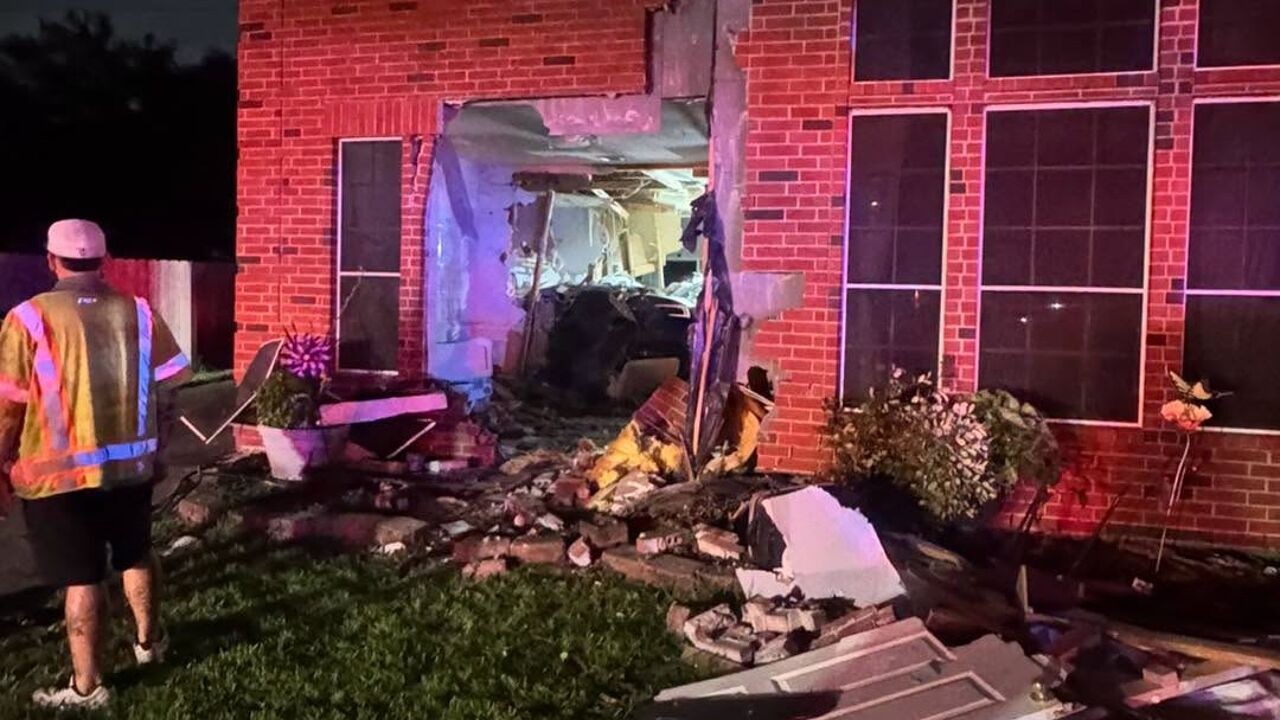 Vrouw (76) sterft nadat Tesla woning binnenrijdt, rol van zelfrijdende functie wordt onderzocht