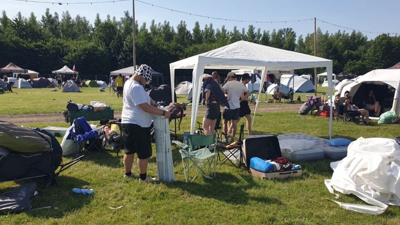 Kasper en Jelle keren ontgoocheld terug na afgelasting Defqon.1 door extreme hitte: "Enkele heethoofden brachten vernielingen aan"