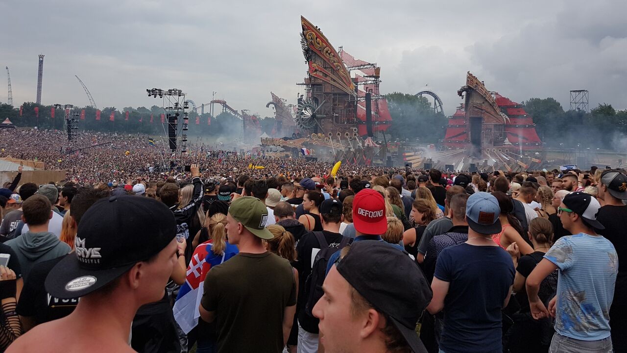 "Het ondenkbare is gebeurd": Defqon.1 toch afgelast door hitte, tienduizenden bezoekers staan op camping