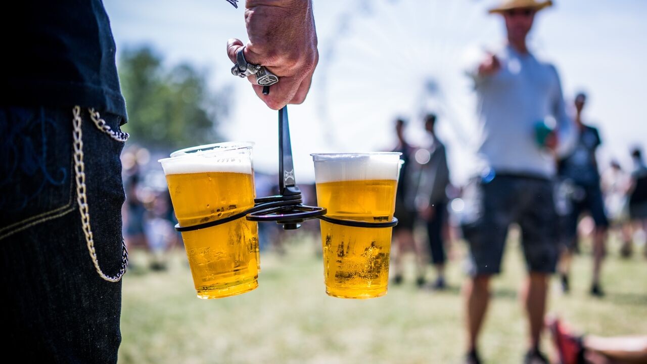 Waarom alcohol drinken bij grote hitte een slecht idee is: "We weten nu al dat we meer mensen in onze EHBO-tenten zullen krijgen"