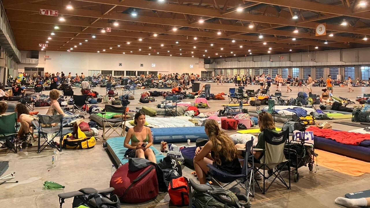 2e dag Couleur Café afgelast: evacuatie gemoedelijk verlopen, gestrande kampeerders overnachten in Heizelpaleizen