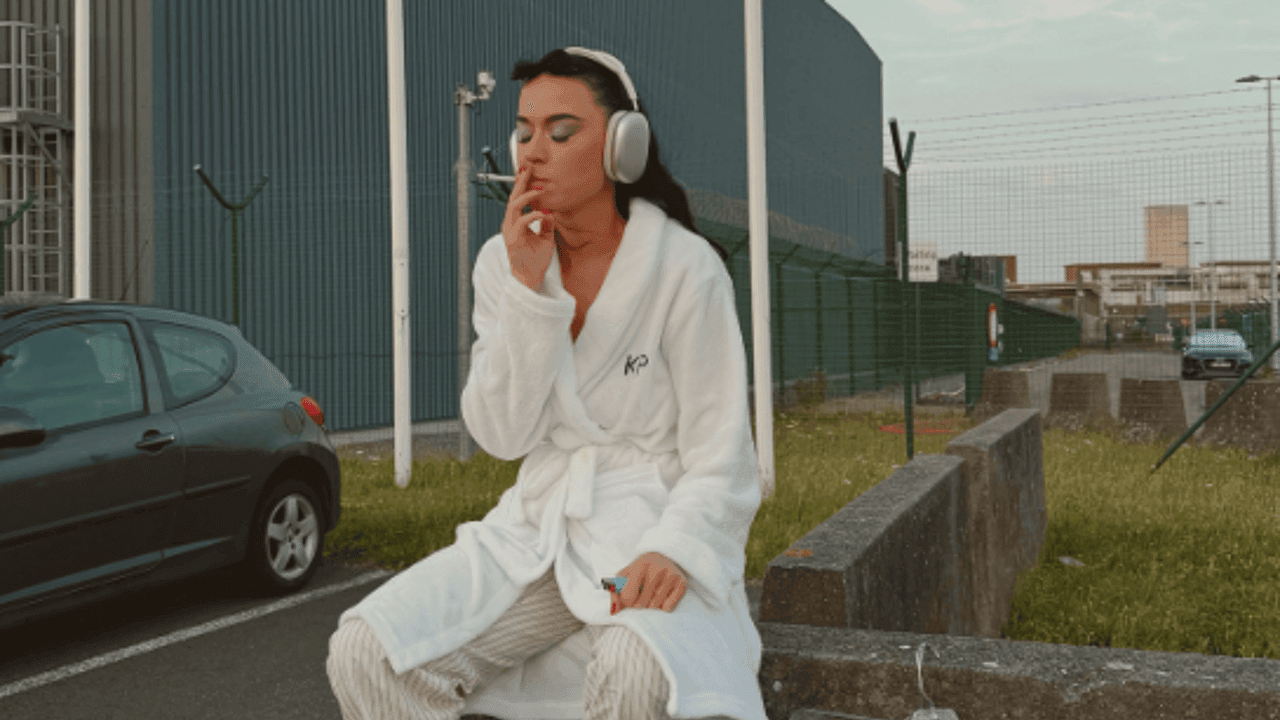 Rokend in een badjas, op een betonblok aan luchthaven: Katy Perry "baalt even hard als fans" na annulatie Werchter Boutique