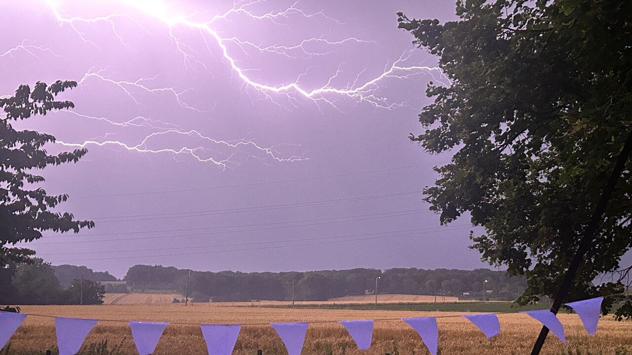 Onweerszone met plaatselijk veel neerslag, bliksemflitsen en harde wind trok over land: 20-tal kinderen geëvacueerd in Kalmthout