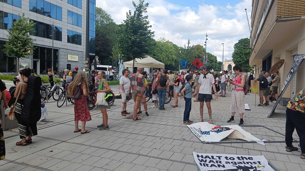 "Uitzonderlijke voorkeursbehandeling": protest aan Jubelpark tegen verjaardagsfeest VS, spandoek tegen Trump op Grote Markt