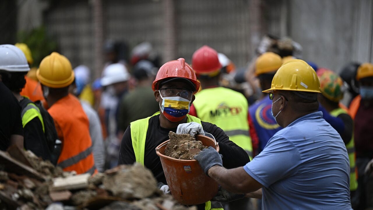 Al 1.450 doden geteld in Venezuela, 11-jarige jongen levend van onder het puin gehaald