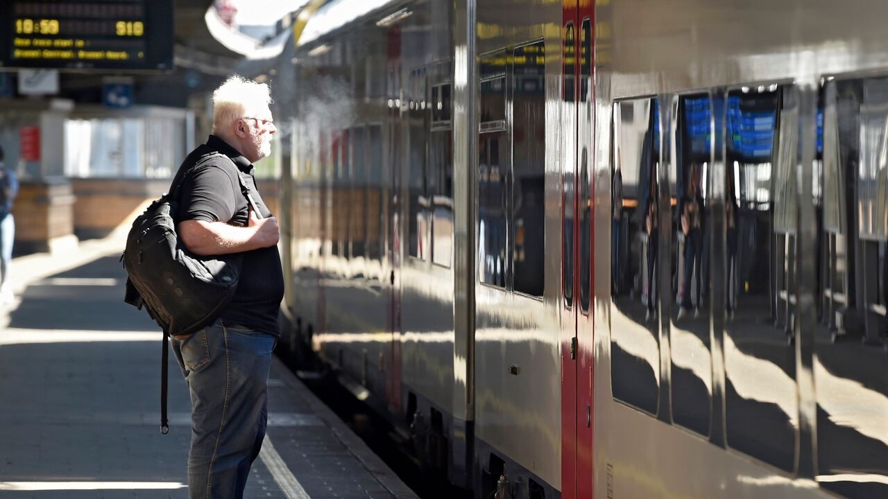 Kan je nog iemand uitzwaaien op het perron? En wat als de automaten stuk zijn? 5 lezersvragen over nieuw ticketbeleid bij NMBS