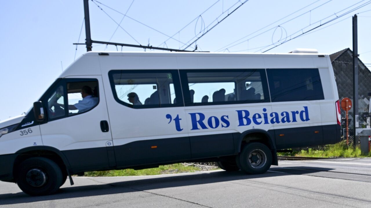 Jongen (12) urenlang opgesloten nadat hij werd vergeten op schoolbus van 't Ros Beiaard: "Dit kan niet door de beugel"