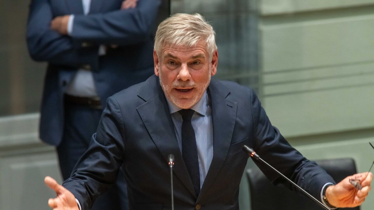 Leuven annuleert lezing Filip Dewinter: stad wijst op schending van afspraken, Dewinter spreekt van "stok om de hond mee te slaan"