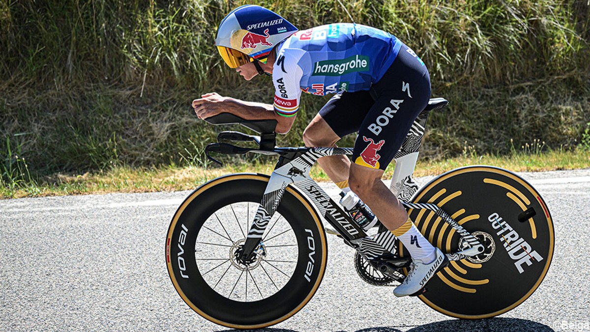 FOTO - Remco Evenepoel stoomt zich op spiksplinternieuwe fiets klaar voor ploegentijdrit