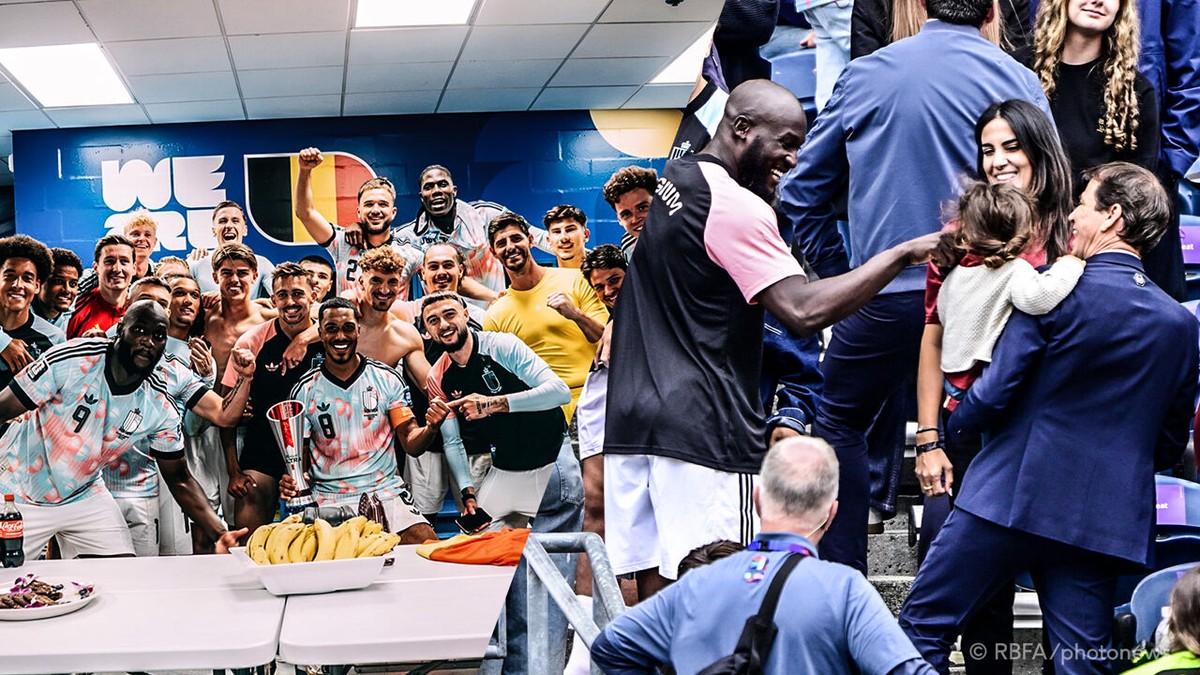 Feest in de kleedkamer, De Bruyne en Lukaku dollen met kinderen (van Garcia): Rode Duivels bekomen van rollercoaster