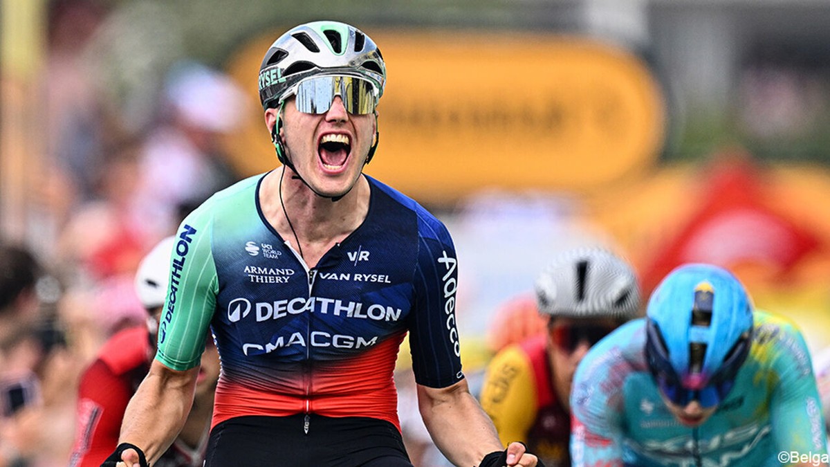 Olav Kooij bevrijdt zichzelf met allereerste ritzege in de Tour de France, scheurtjes zonder erg na valpartijen in slotfase