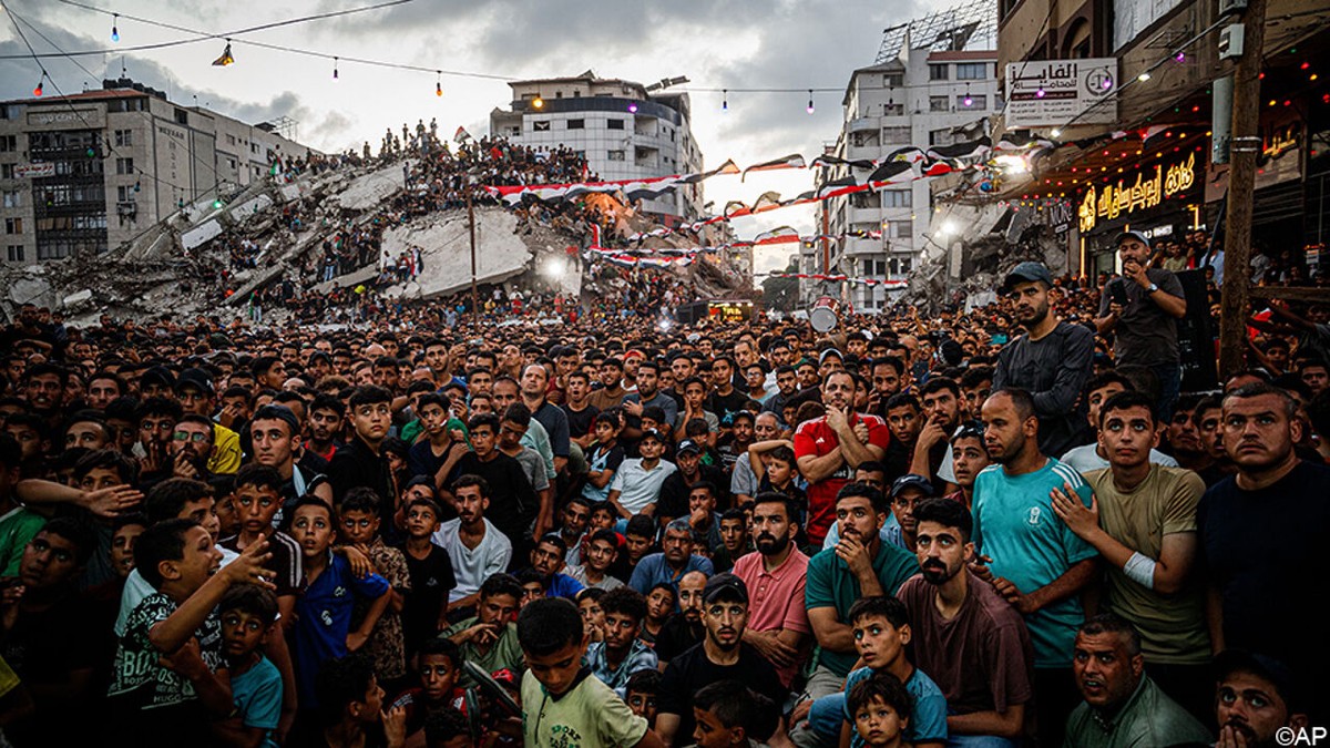 Beelden om stil van te worden: in het kapotgebombardeerde puin verzamelt Gaza massaal om WK te kijken