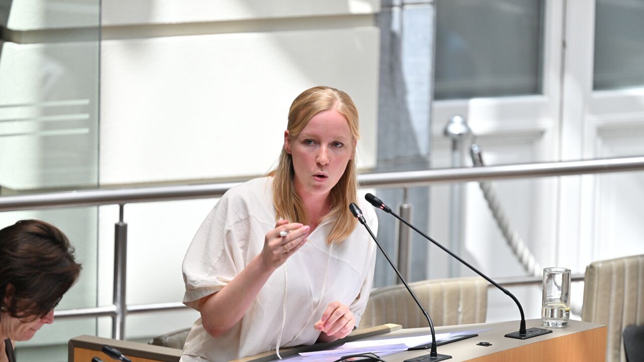 Minister Depraetere verdedigt omslag naar elektriciteit en warmtepompen, oppositie spreekt over 'tax lift'