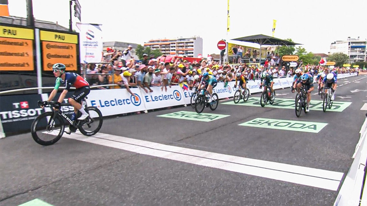 Olav Kooij snelt met machtige sprint naar zijn eerste Tour-ritzege