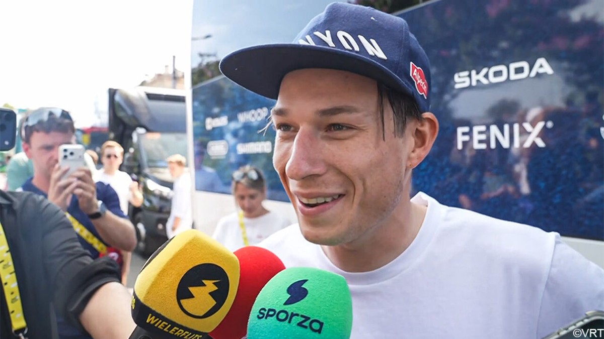 Zijn helm vloog weg uit frustratie, lach keerde wel snel terug bij Jasper Philipsen: "Maar het was niet voldoende"