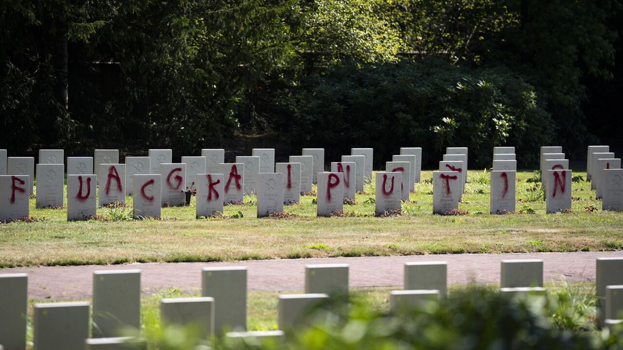 "Fuck Putin, fuck Zelensky": 150 graven beklad op Sovjet-begraafplaats in Nederland