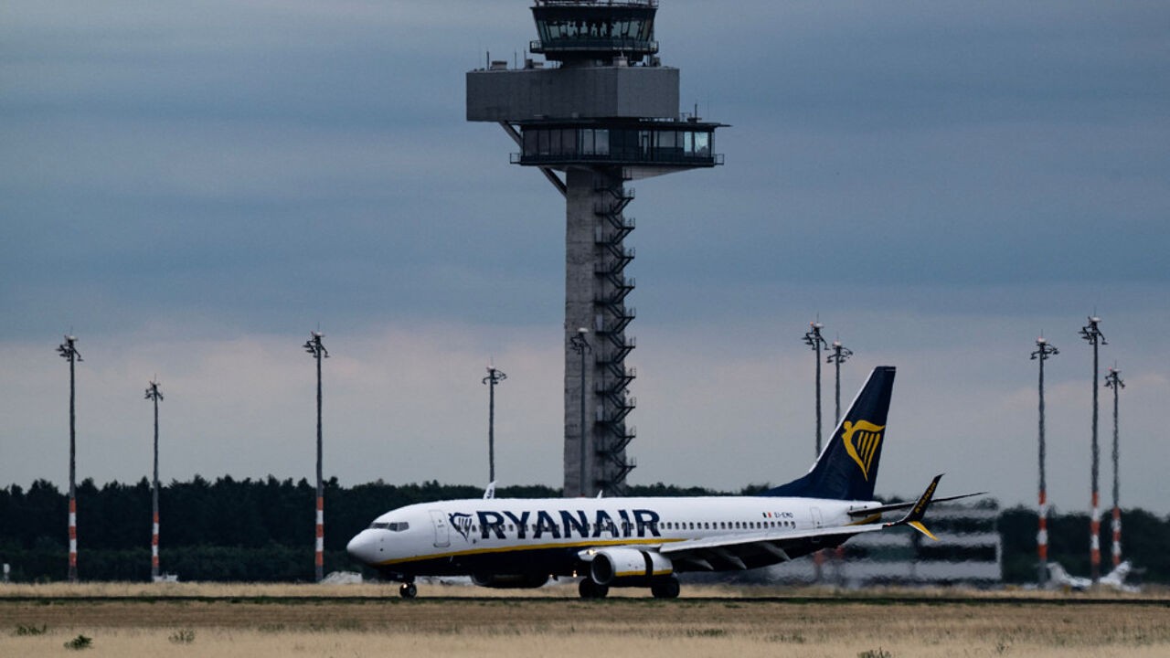 Passagier bijna uit Ryanair-vliegtuig gezogen nadat raam was gebroken tijdens vlucht