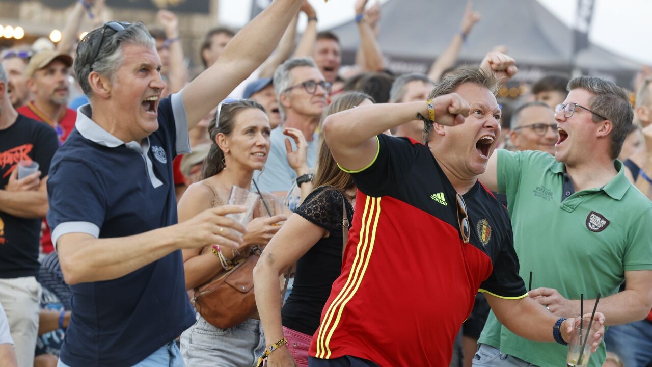 Vreugde-uitbarsting bij Belgische supporters na gelijkmaker van De Ketelaere