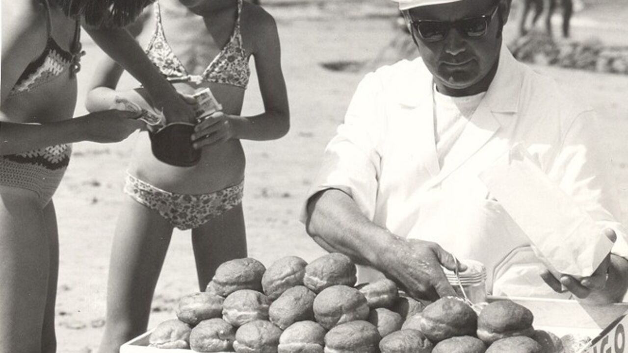 Waarom worden 'boules de Berlin' verkocht op het strand van België?