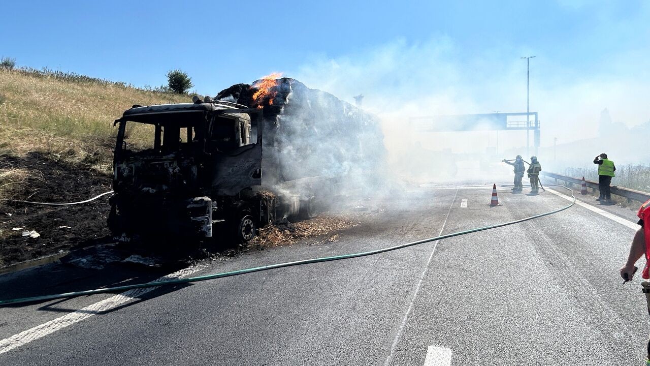 Vrachtwagen met stro vat vuur op E17 ter hoogte van Kortrijk, snelweg afgesloten richting Gent