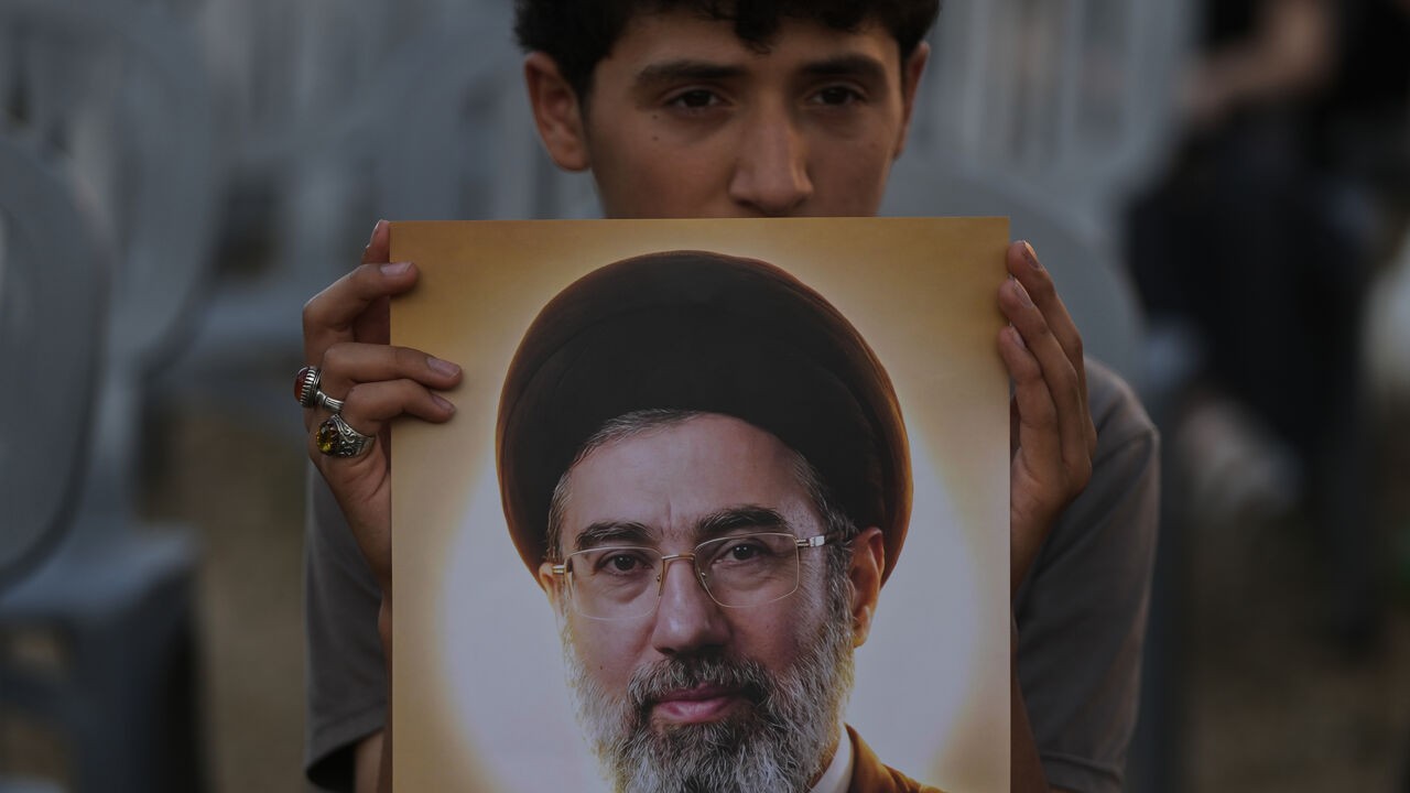 Mojtaba Khamenei zweert wraak na begrafenis van zijn vader: "Het is de eis van het volk van Iran"