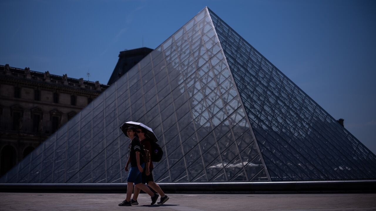 Code rood in nu al 37 Franse departementen, Eiffeltoren en Louvre sluiten vroeger door de warmte