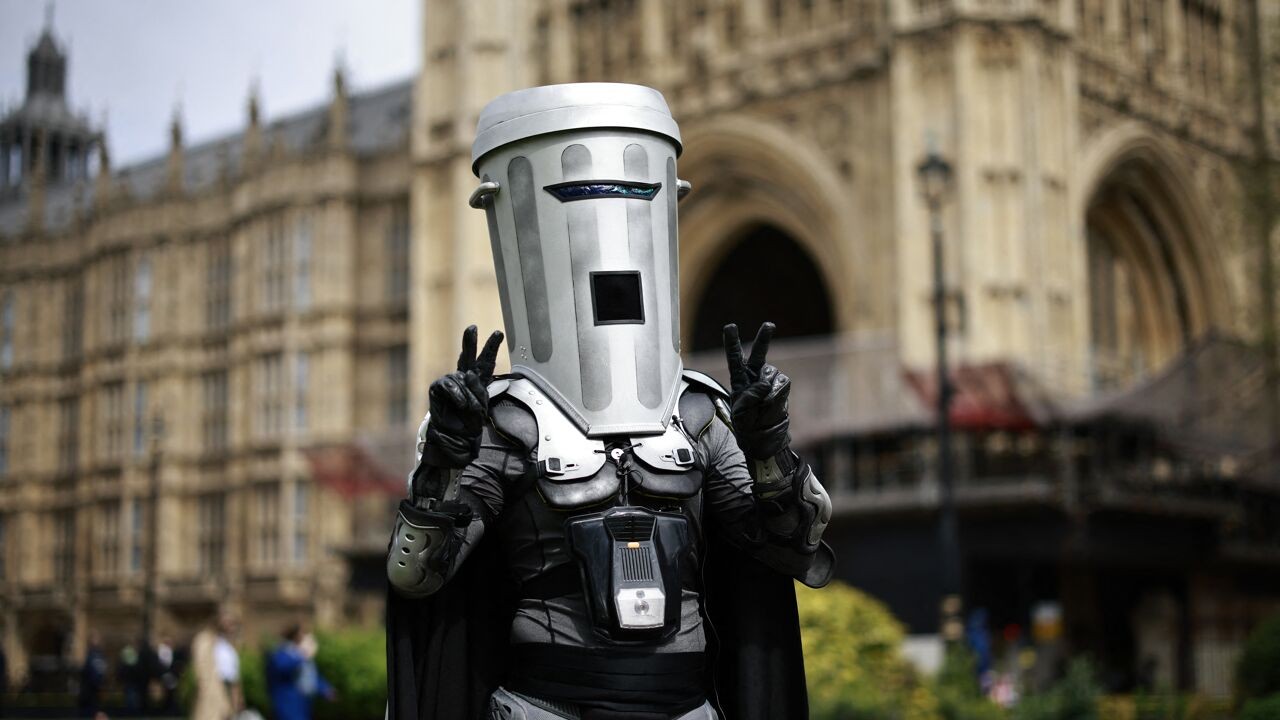 Wie is Count Binface, de satirische kandidaat die Nigel Farage doet zweten?