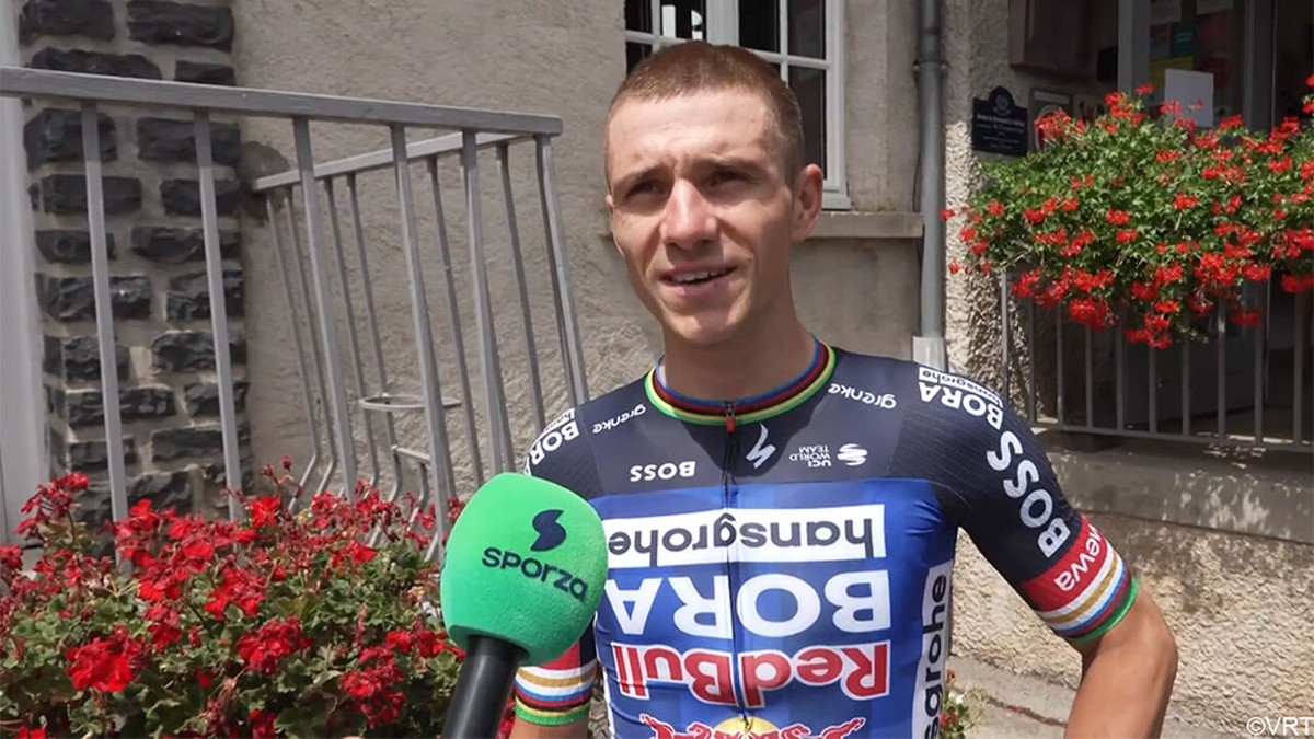 "Ik doe niet mee aan dat bijgeloof": Remco Evenepoel blinkt in speciaal rustdagtruitje in thema van zijn "geluksnummer" 13