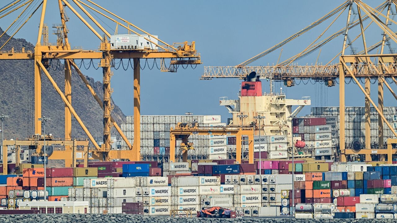 Verenigde Arabische Emiraten plannen nieuwe haven aan oostkust om Straat van Hormuz te omzeilen