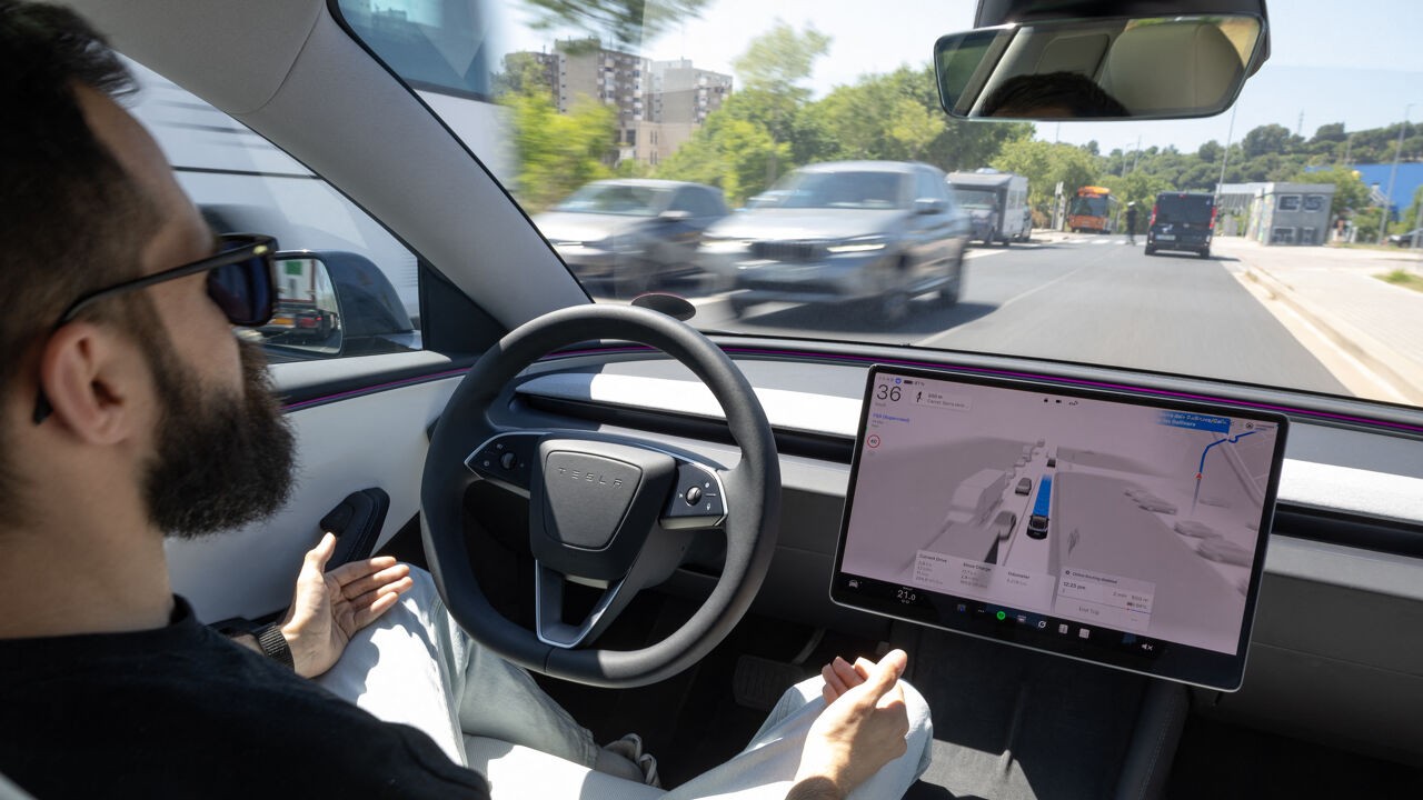 Meer dan een leuke gimmick? Glenn, Jorn en Koen wikken en wegen de voor- en nadelen van hun zelfrijdende Tesla