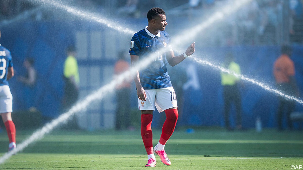 Wie durft nog zeggen dat 'hydration breaks' geen blijvertje zijn? Financiële onthulling zet het voetbal op cruciaal kruispunt