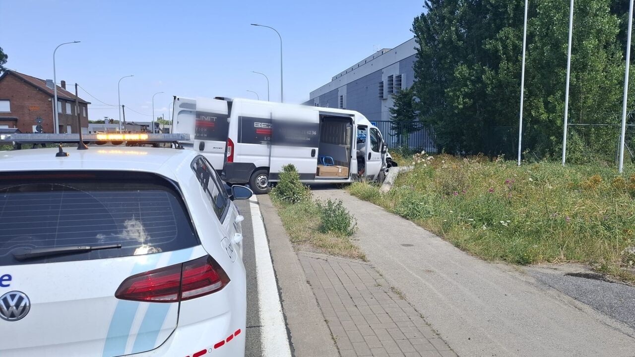 Bestuurder crasht na vlucht voor politie met bestelwagen op Haachtsesteenweg in Melsbroek