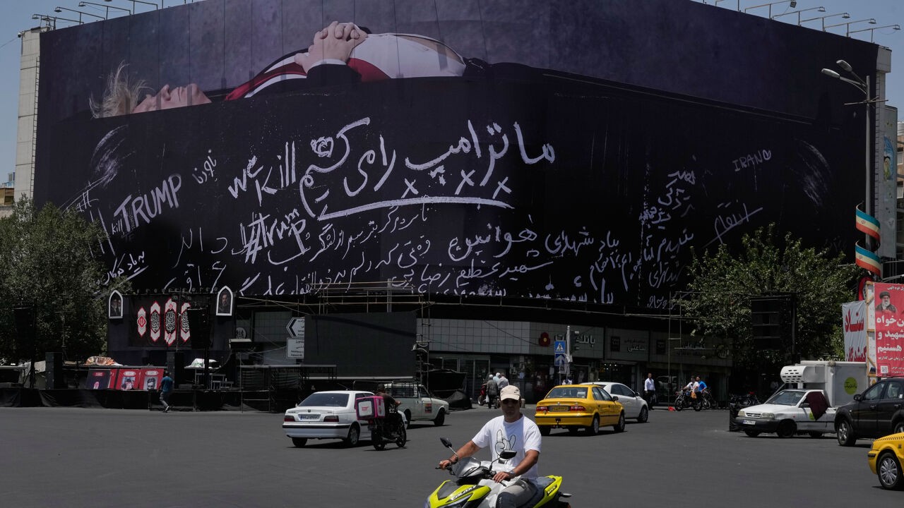 Opvallend beeld in Teheran: gigantisch bord beeldt Trump in doodskist af