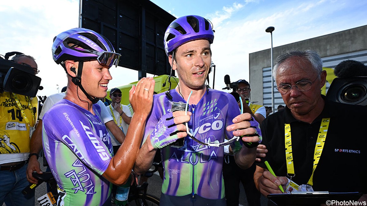 Mauro Schmid trekt het winnende lot bij de 57 (!) aanvallers: "Ik heb veel gedacht aan mijn verloren sprint in de vorige Tour"
