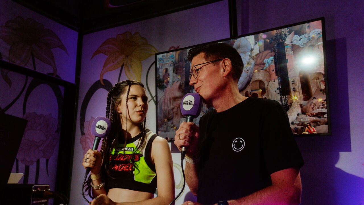 Belgische dj Amber Broos deelt Tomorrowland-podium met papa (en dj) Joeri: "Alles van hem geleerd"
