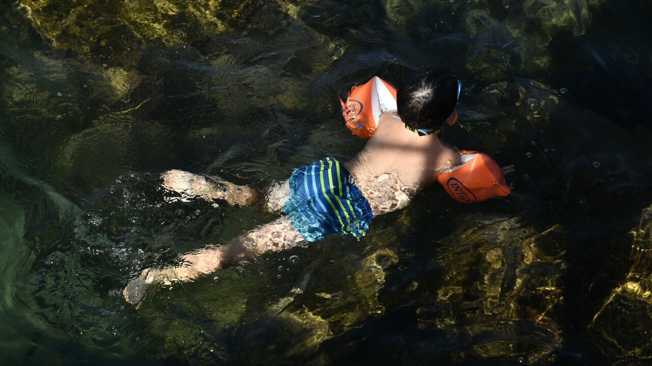 Tests tonen aan: met deze kleuren blijf je het best zichtbaar in zwembad en open water