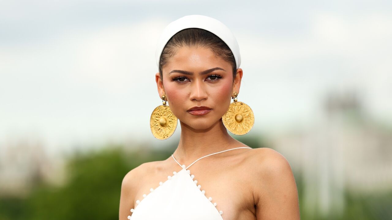 "Amerikaans lef op zijn best": Zendaya draagt 3.000 jaar oude Iraanse artefacten als oorbellen