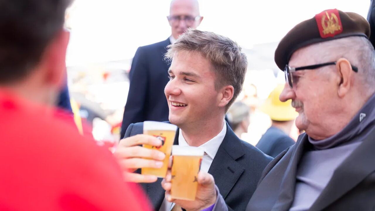 Niet langer achter hek, maar met pintje en frietje in de Marollen: Belgische royals steeds vaker tussen het volk