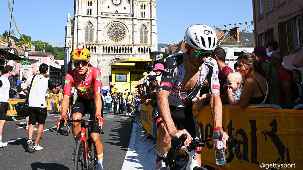 Verliest Tadej Pogacar met Adam Yates een belangrijke klimknecht? "Hij heeft gisteren afgezien bij de beesten"
