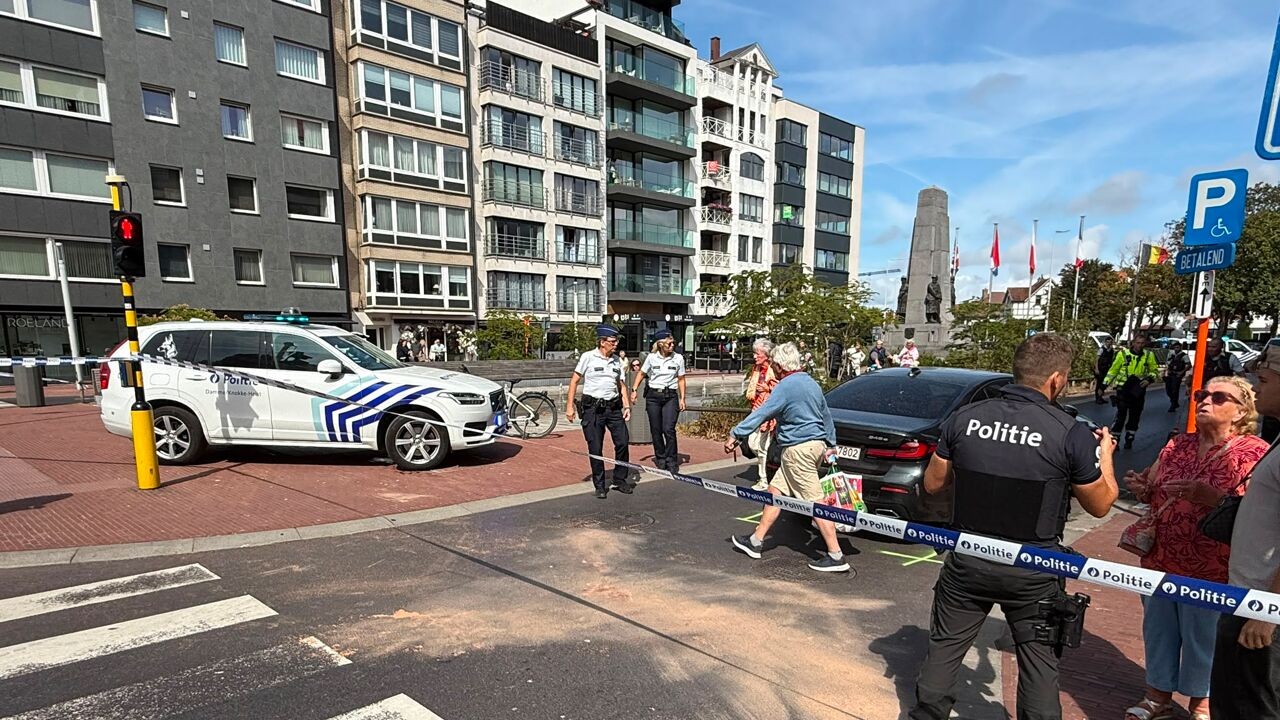 Fietser (20) levensgevaarlijk gewond na aanrijding in Knokke, Desmidtplein afgesloten