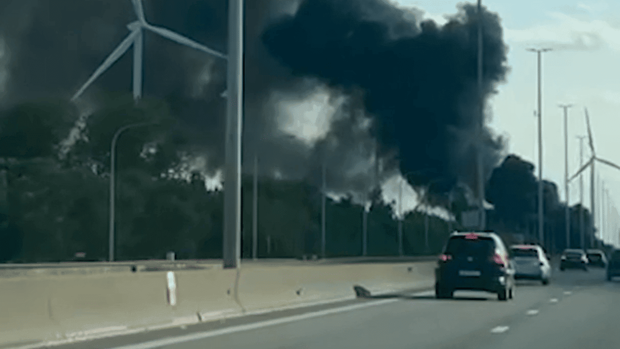 Vrachtwagen vat vuur op E17 bij Lokeren: snelweg volledig versperd richting Antwerpen