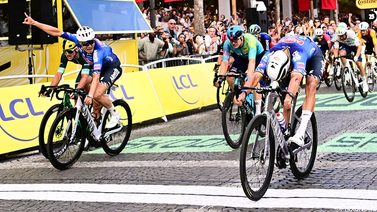 Mathieu van der Poel palmt Parijs in na adembenemende apotheose, Jasper Philipsen eindigt 2e na thriller
