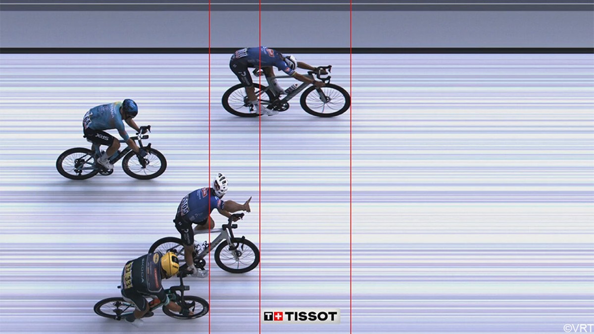 Vierende Jasper Philipsen zet kers op de winnaarstaart van Van der Poel: "Een rit waar Mathieu hard op gebrand was"